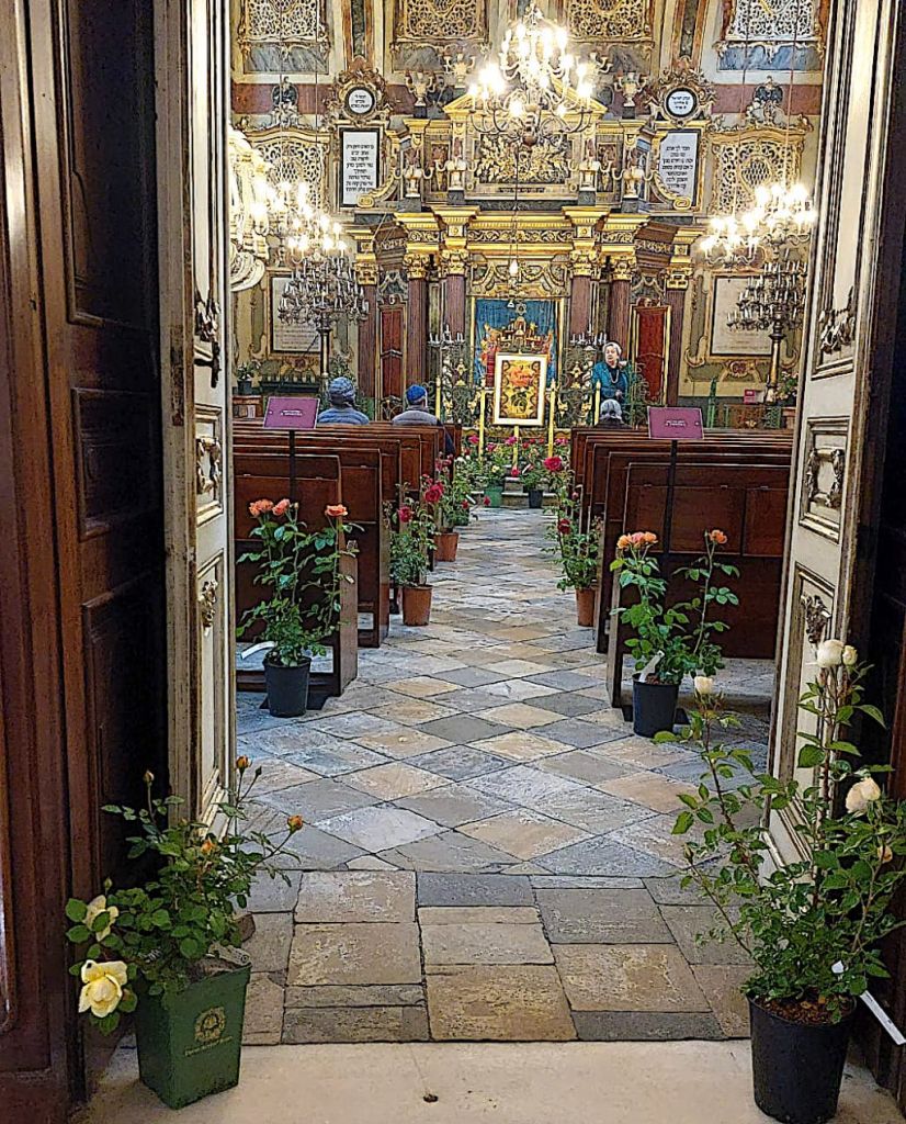 Sinagoga fiori per la festa di Shavuot